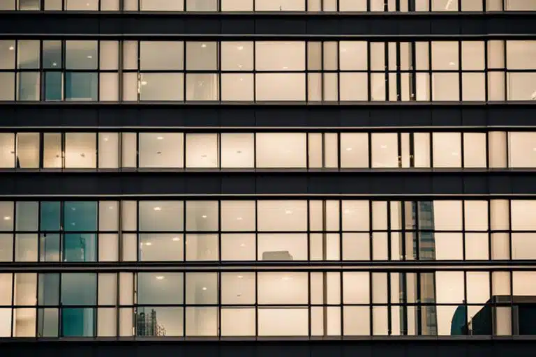 Fachada de edificio moderno iluminado al atardecer.