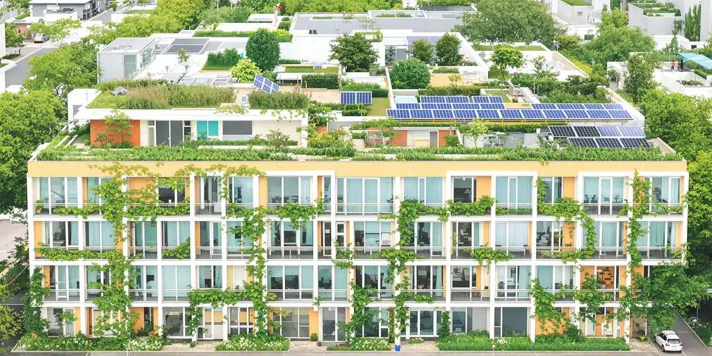 Edificio moderno con techos verdes y paneles solares.